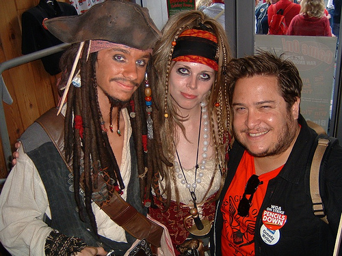 Me, a wench & Captain Jack rocking our strike beards @ Hooters in Hollywood! (Nov. 20, 2007)
